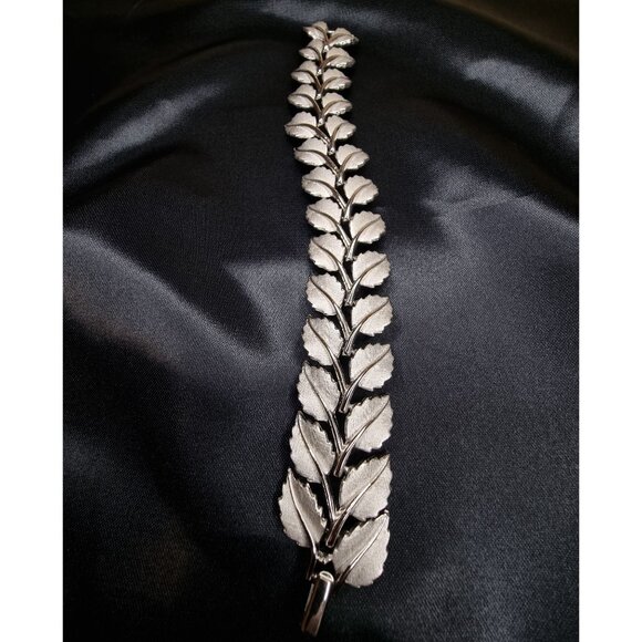 Vintage 1950s Trifari Silver-Tone Leaf Motif Bracelet For Women - Picture 3 of 5